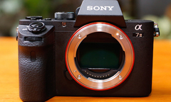 Máy ảnh Sony Alpha A7R giảm sốc, người tiêu dùng tưởng bở